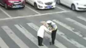 El momento en que el policía socorre al anciano ante el tráfico