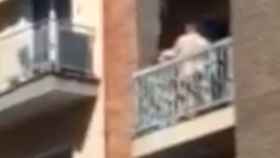 La pareja fue grabada en el balcón