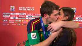 Iker Casillas besa a Sara Carbonero en el Mundial y confirma el noviazgo