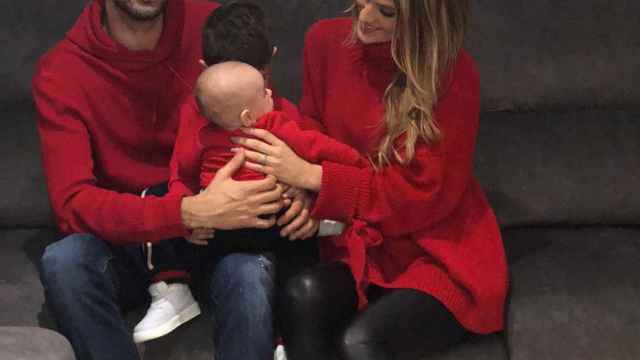 Elena Galera y Sergio Busquets con sus hijos, todos de rojo / INSTAGRAM