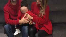 Elena Galera y Sergio Busquets con sus hijos, todos de rojo / INSTAGRAM