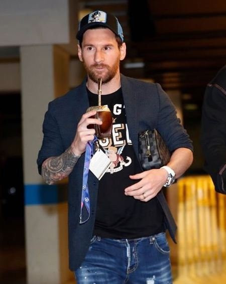 Una foto de Leo Messi tomando mate al llegar al Camp Nou / Instagram