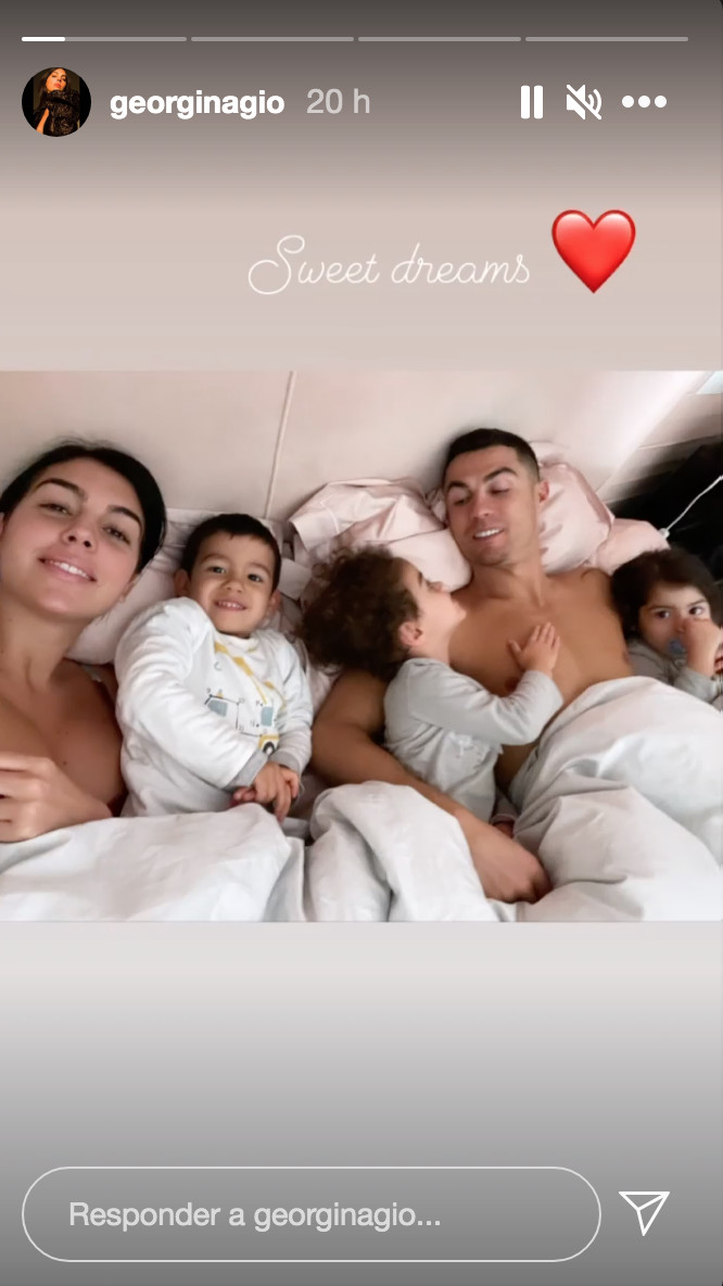 Georgina Rodríguez y Cristiano Ronaldo duermen con sus hijos