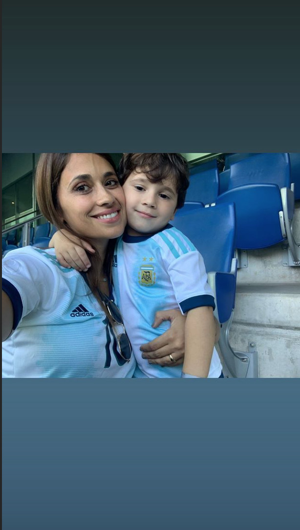 Antonella Roccuzzo con Mateo en la selección argentina