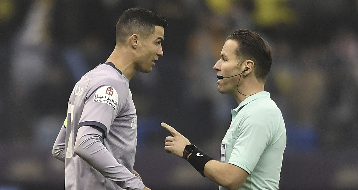 Cristiano Ronaldo discute con el árbitro, durante la Supercopa de Arabia Saudí / EFE