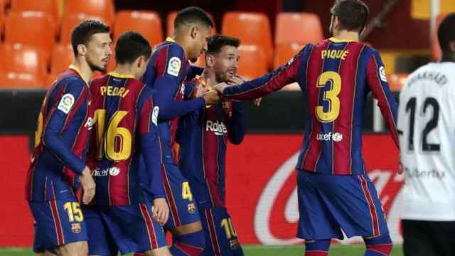 Lenglet, Piqué, Messi, Pedri y Araujo celebrando un gol del argentino en el Valencia-Barça / FCB