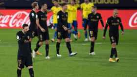 Los jugadores del Barça, tras recibir un gol contra el Cádiz | EFE