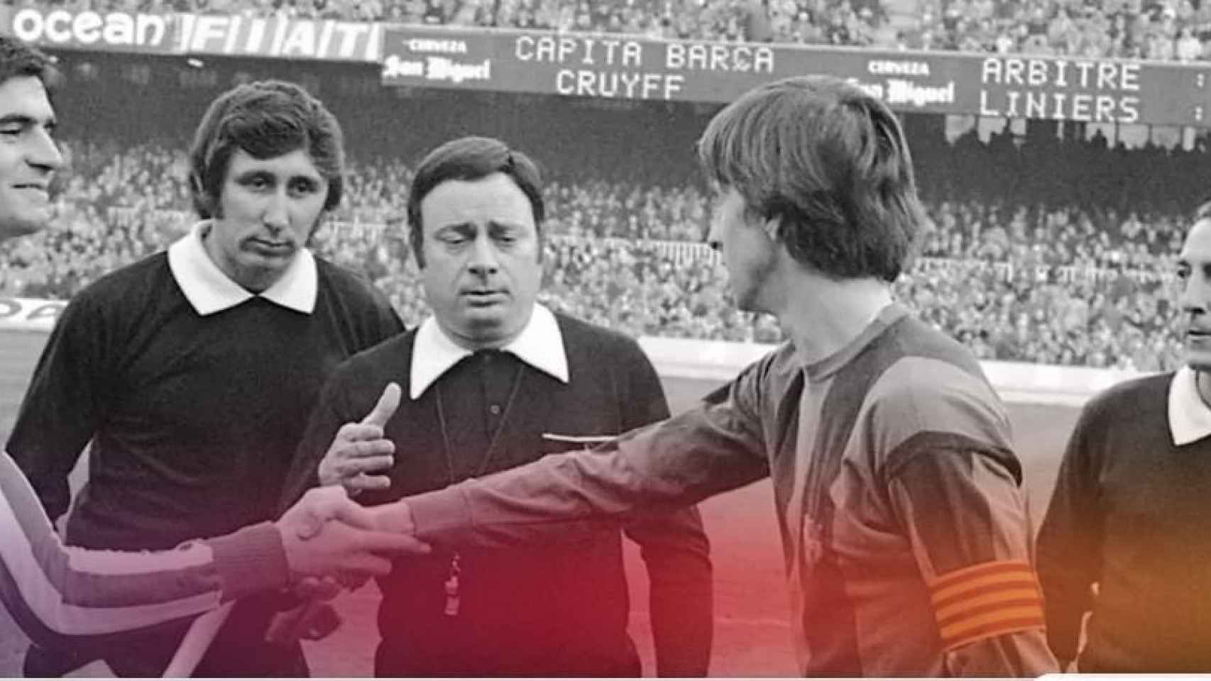 Cruyff con el brazalete de capitán / FCB