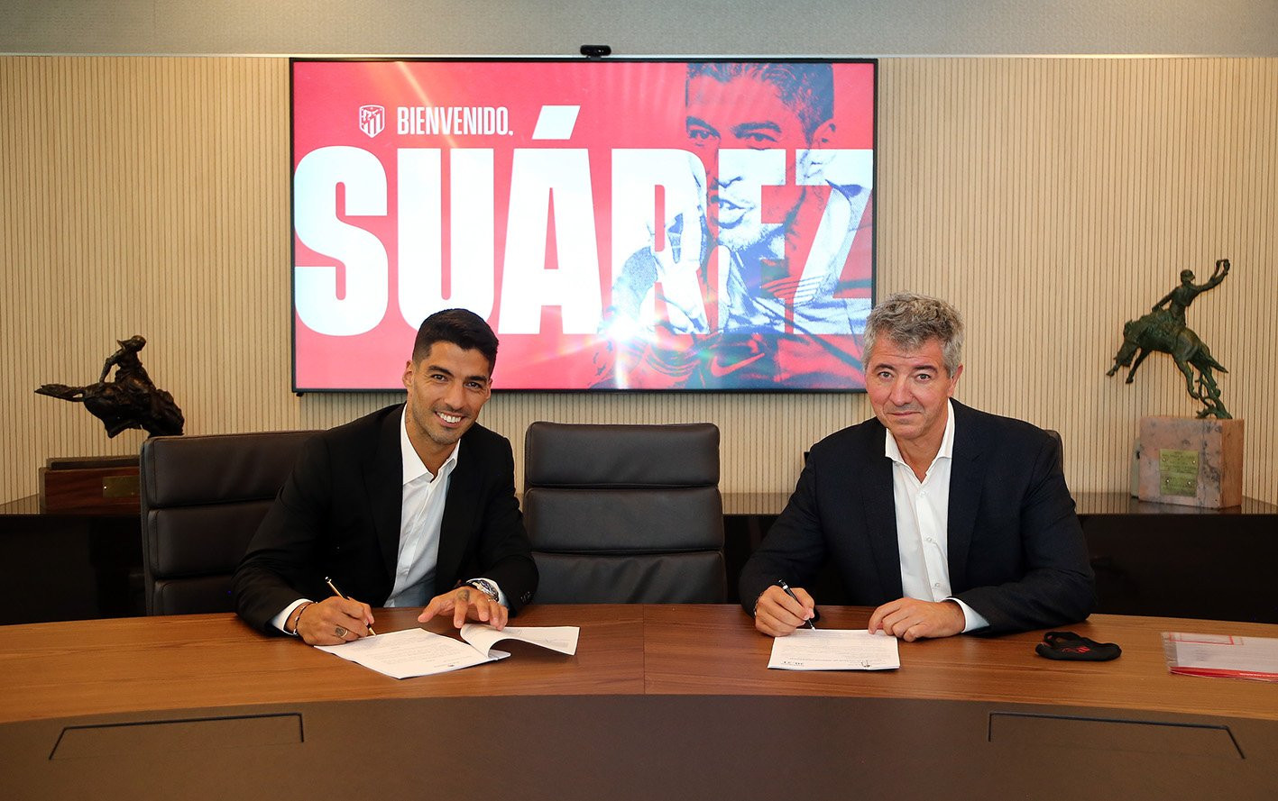 Luis Suárez, firmando su contrato con el Atlético de Madrid | ATM