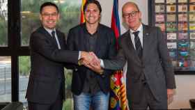 Una foton de Edmilson, Josep Maria Bartomeu y Jordi Cardoner durante la firma de un acuerdo / FCB