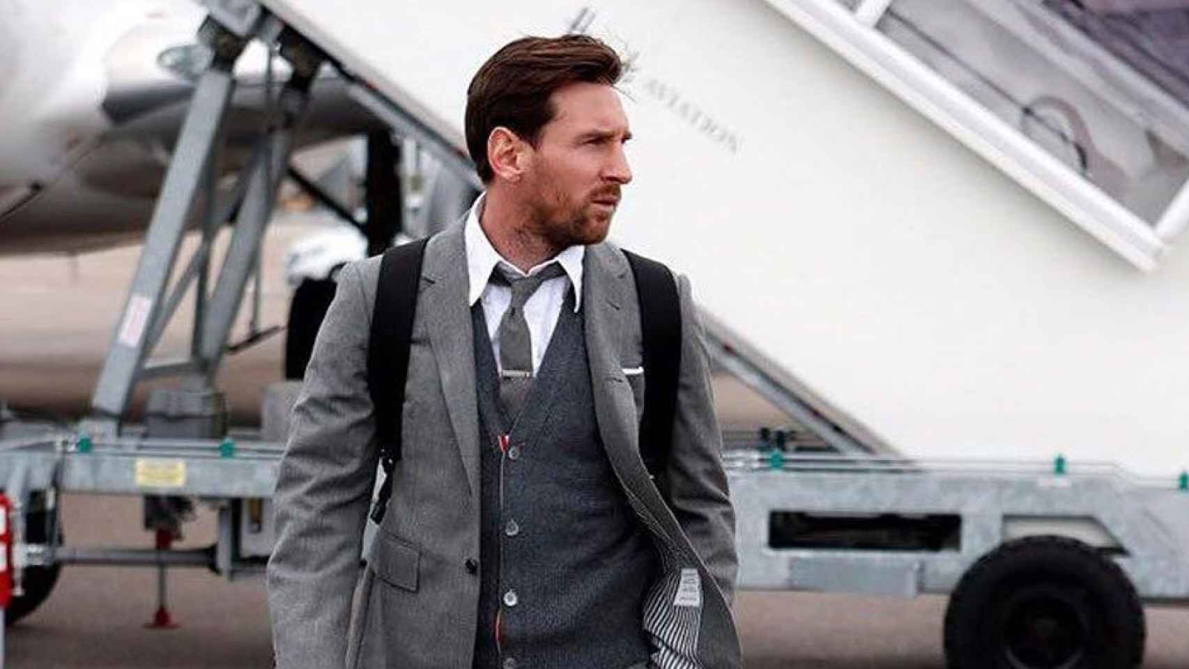 Leo Messi, vestido como un hombre de negocios, en un viaje del Barça / FCB