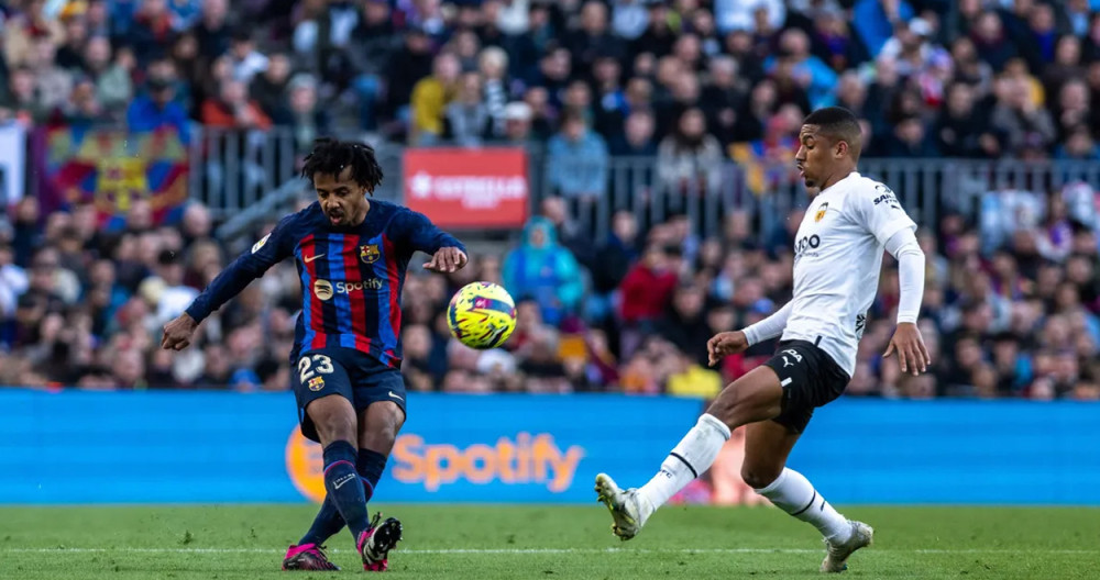 Jules Koundé manda un balón largo, durante el partido contra el Valencia / FCB