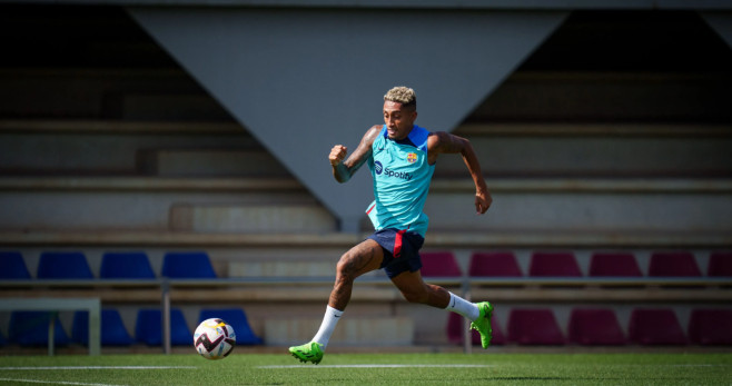 Raphinha corre con el balón en un entrenamiento del Barça FCB