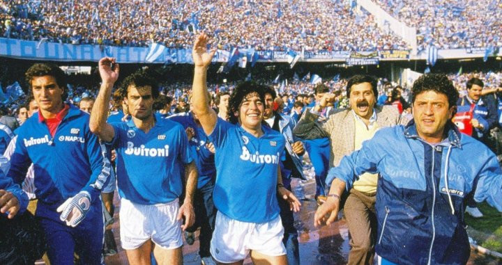 Maradona celebrando un título con el Nápoles / Redes