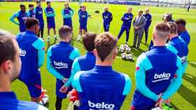 Laporta, en una charla transmitiendo valores a los jugadores del Barça | FCB