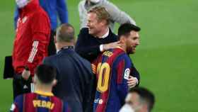 Koeman saludando a Messi tras la victoria contra el Valladolid / FC Barcelona