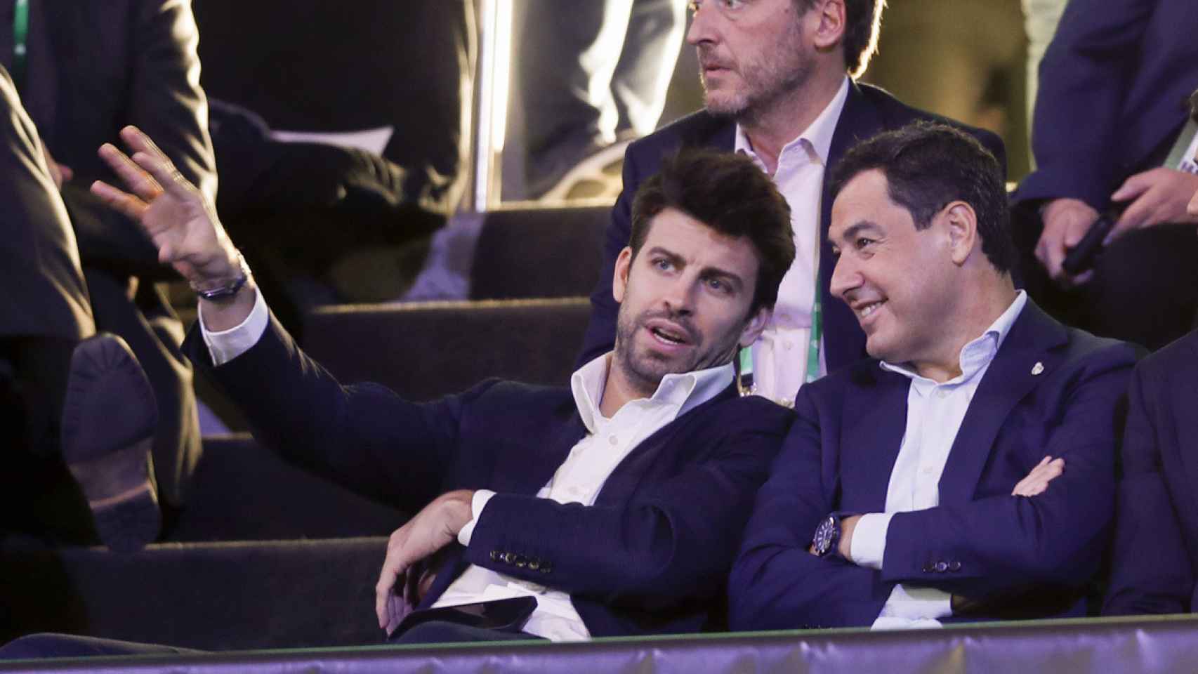 Gerard Piqué conversa con el presidente de Andalucía, Juanma Moreno, en la final de la Davis Cup / EFE