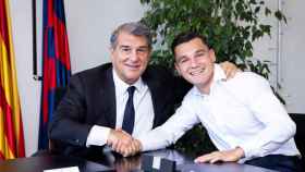 Joan Laporta y Ferran Jutglà, en el día de la firma del delantero como jugador del Barça el pasado verano / FCB