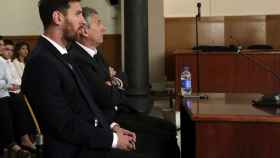 Una foto de Leo y Jorge Messi en los juzgados de Barcelona / EFE