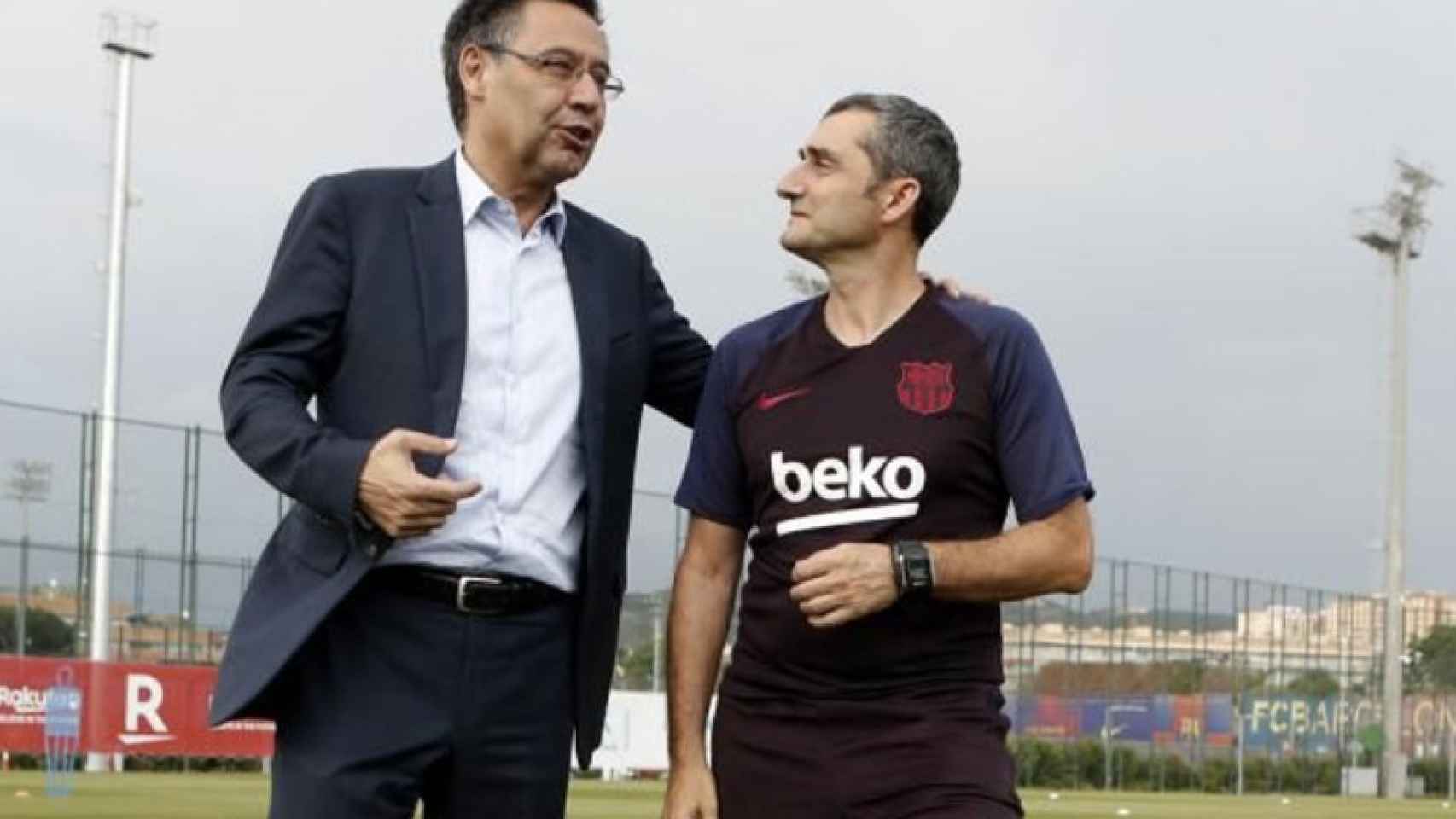 Una foto de Ernesto Valverde con Josep Maria Bartomeu durante un entrenamiento del Barça / FCB