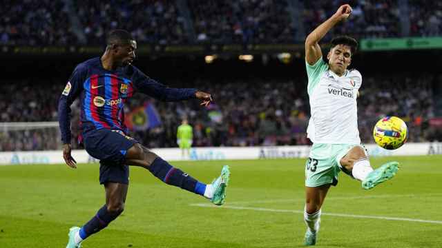 Dembelé manda un centro durante el triunfo del Barça contra Osasuna / EFE
