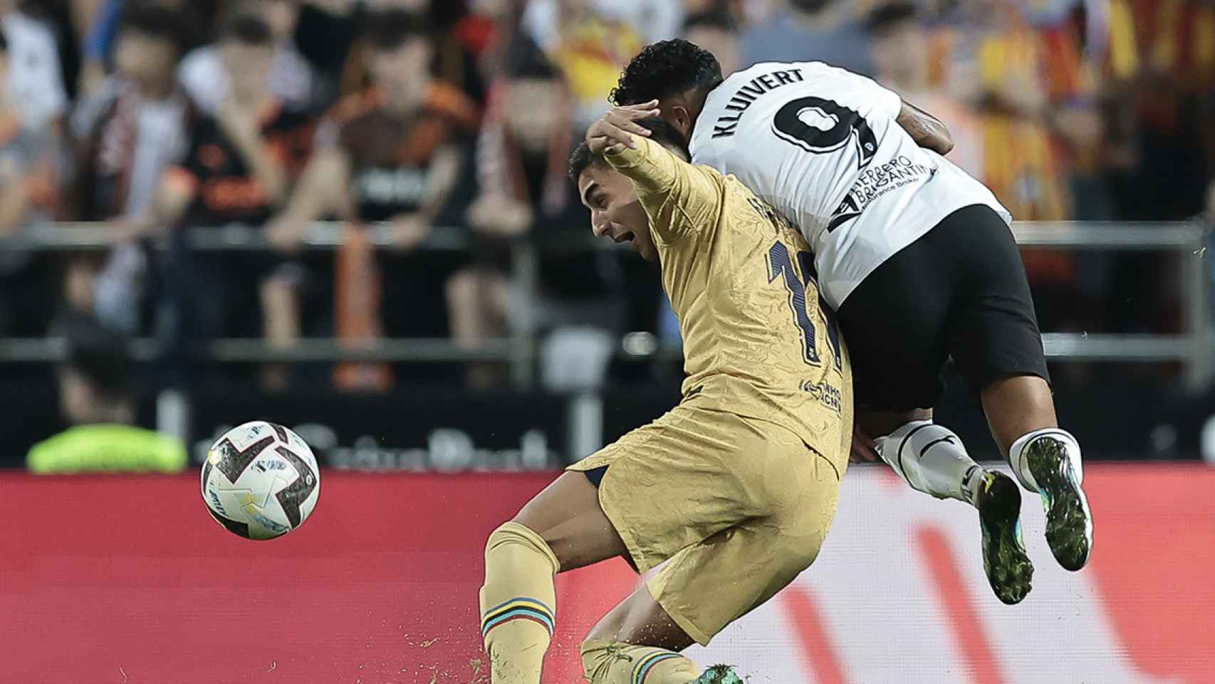 La lucha entre Ferran Torres y Justin Kluivert, durante el partido del Barça contra el Valencia / EFE