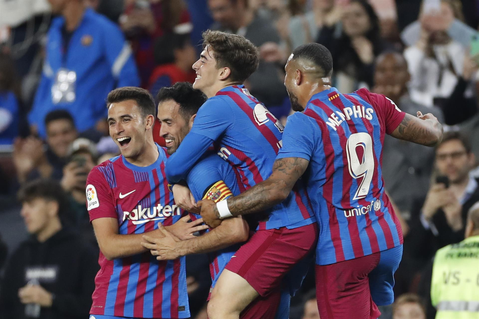 Los jugadores del Barça felicitan a Busquets por su gol al Mallorca / EFE