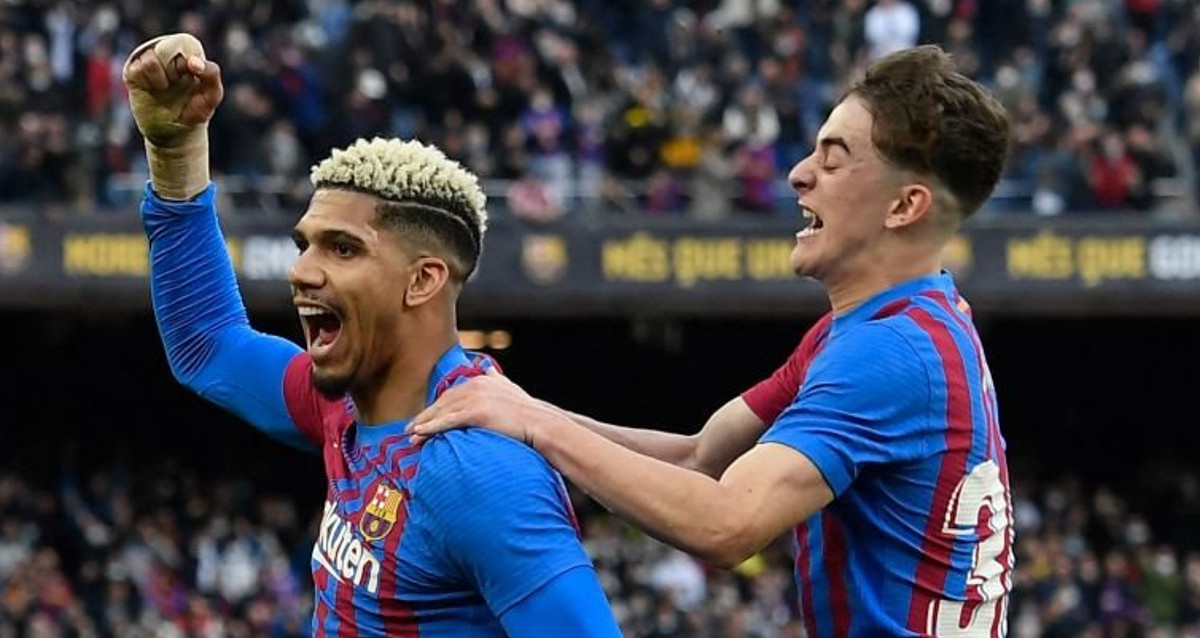 Araujo y Gavi, celebrando un gol con el Barça, durante una victoria en el Camp Nou / FCB