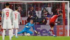 Lewandowski marca un gol de penalti al Salzburgo / EFE