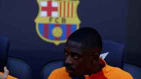 Dembelé, sentado en el banquillo del Camp Nou, no ha jugado contra el Atlético