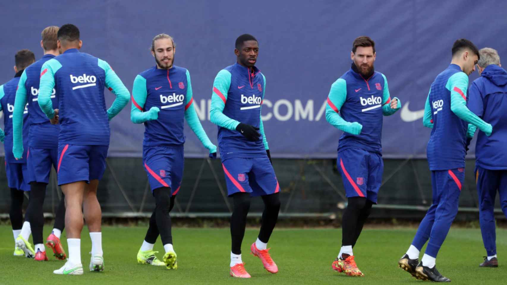 Mingueza, Dembelé y Messi en un entrenamiento / FC Barcelona