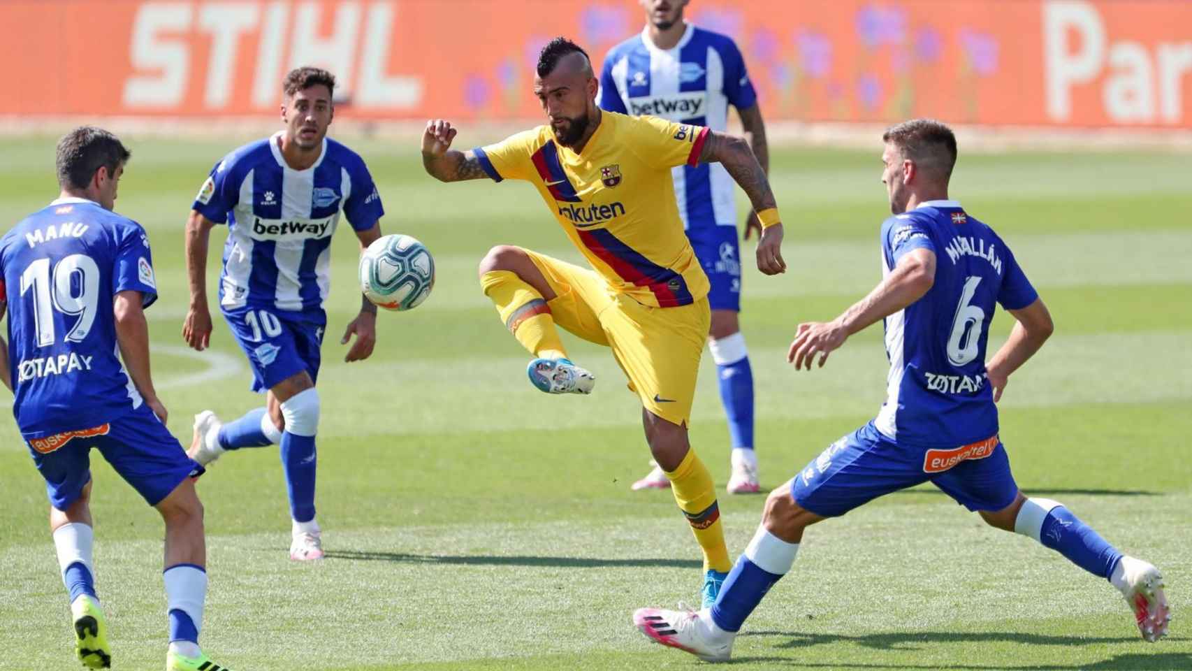 Arturo Vidal jugando contra el Alavés en Vitoria / FC Barcelona