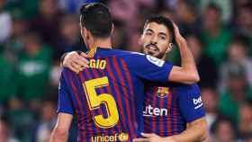 Luis Suárez se abraza con Busquets, en un partido del Barça | EFE