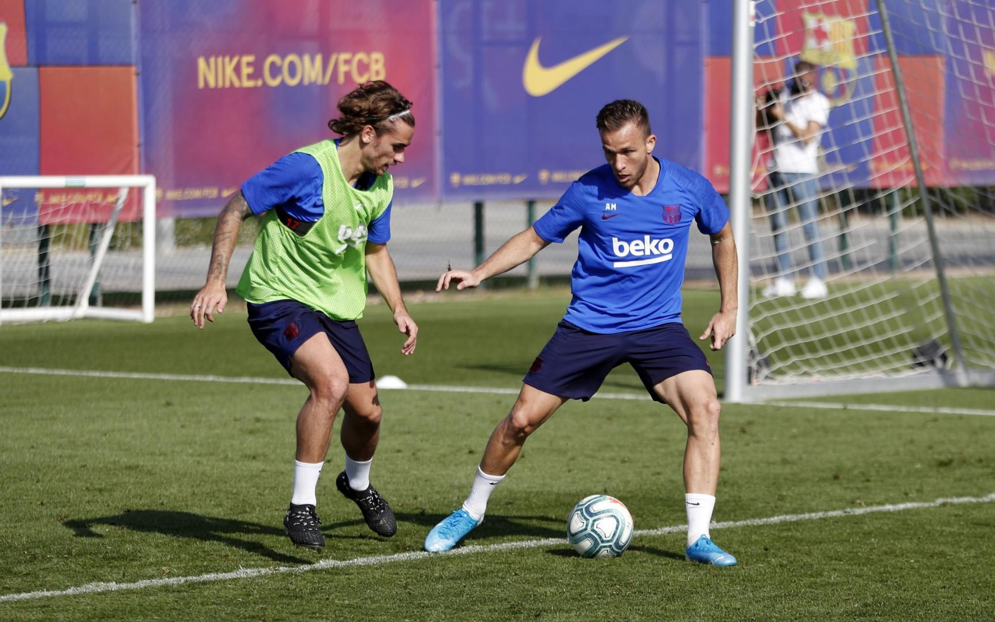Griezmann y Arthur Melo en un entrenamiento del Barça / FC Barcelona
