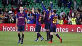 Busquets, Roberto, Aleñá y Piqué celebrando el triunfo en el Benito Villamarín / FC Barcelona