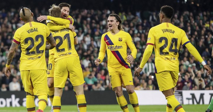 Los jugadores del Barça celebran el gol de De Jong ante el Betis | EFE