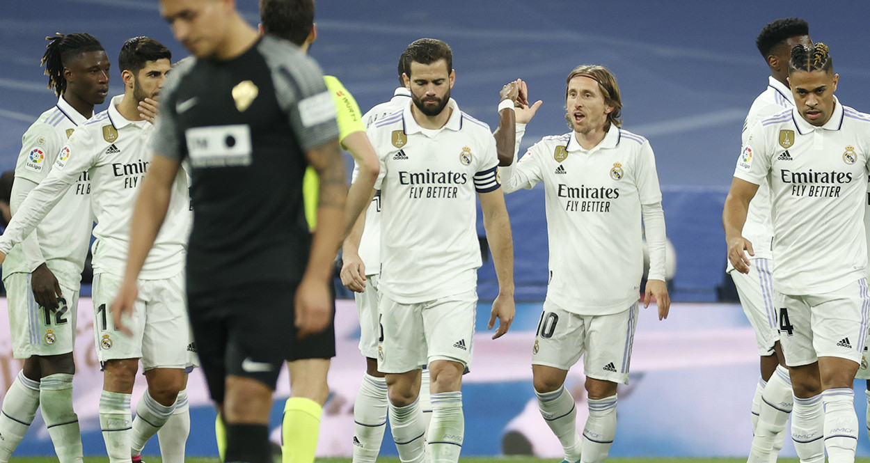 Luka Modric festeja el último tanto de la goleada del Real Madrid contra el Elche / EFE