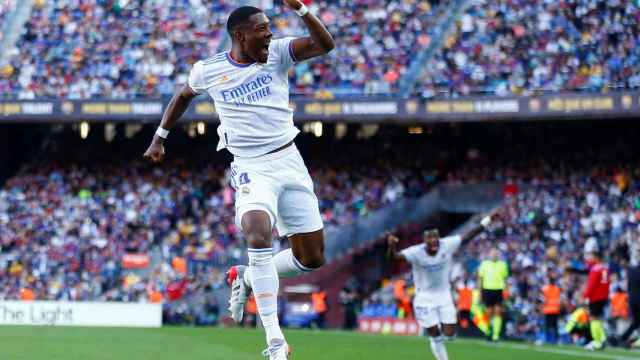 Alaba celebra su golazo ante el Barça EFE