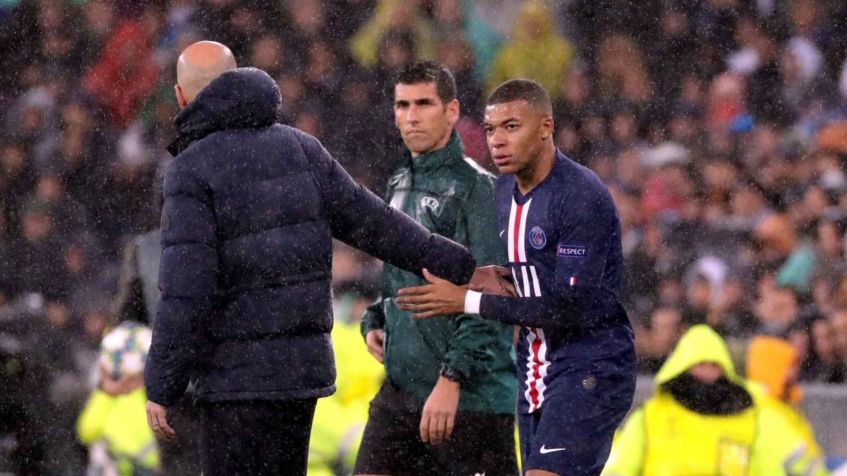 Zinedine Zidane saludando a Kylian Mbappé / EFE