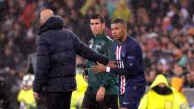 Zinedine Zidane saludando a Kylian Mbappé / EFE