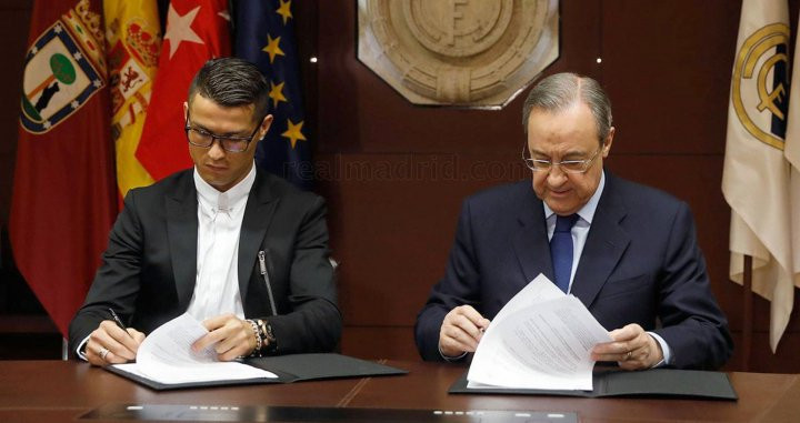 Cristiano Ronaldo y Florentino Pérez, en un acto de su renovación | EFE