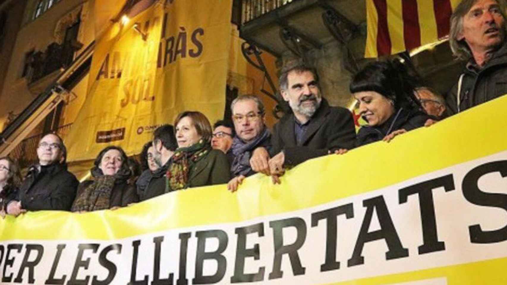 El primer teniente de alcalde de Vic, Josep Arimany (en el centro de la imagen), en una concentración en apoyo del concejal de la CUP, Joan Coma / CG