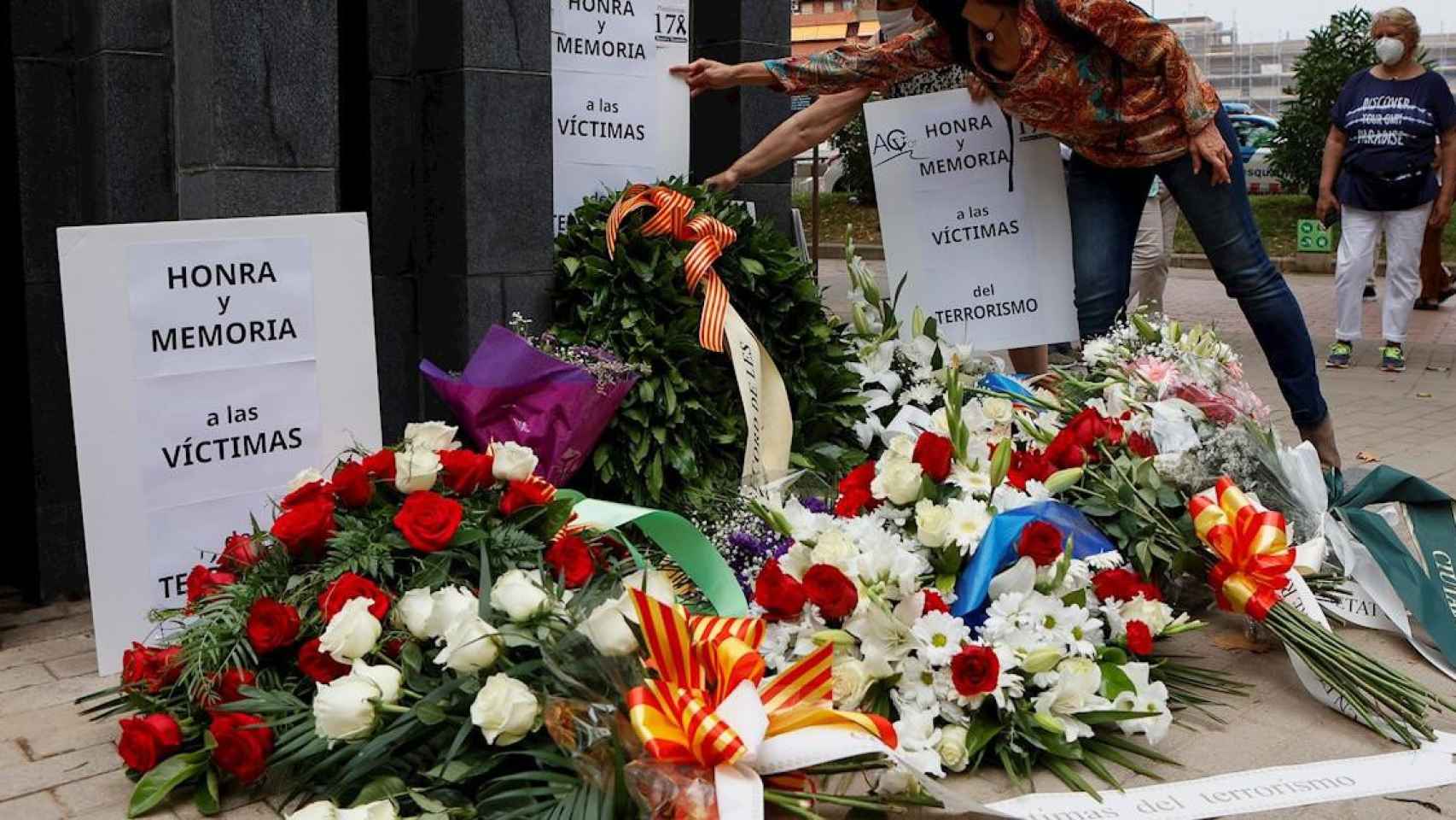 El acto de homenaje a las víctimas del atentado de Hipercor, en el que se han hecho ofrendas florales / QUIQUE GARCÍA - EFE