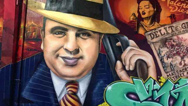 Un mural callejero en París con la figura de Al Capone