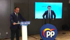 El líder del PP Alberto Núñez Feijoó, junto al presidente de los populares en Cataluña, Alejandro Fernández / EP