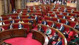Imagen del pleno del Parlament, donde ERC sería la primera fuerza si se celebraran elecciones, según una encuesta  / EP