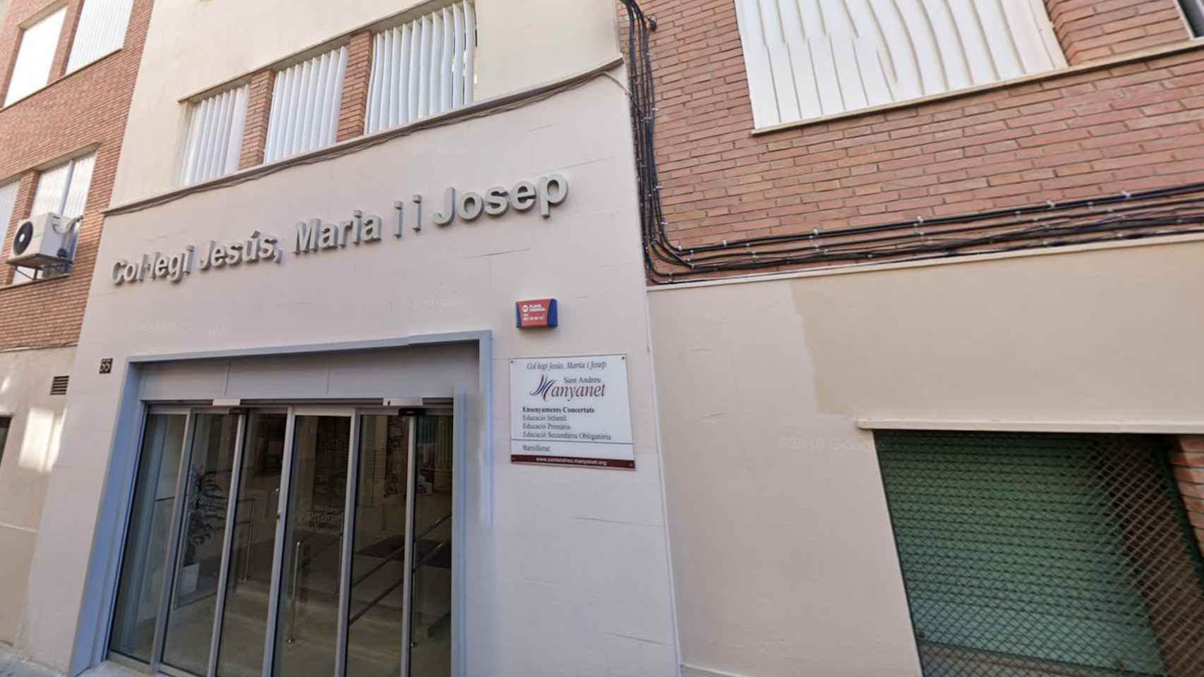 Exterior de la escuela Pare Manyanet de Sant Andreu (Barcelona), investigada tras el suicidio de una alumna / GOOGLE MAPS