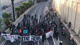 Miembros de los CDR cortan la ronda de Dalt de Barcelona el 8-N / CDR