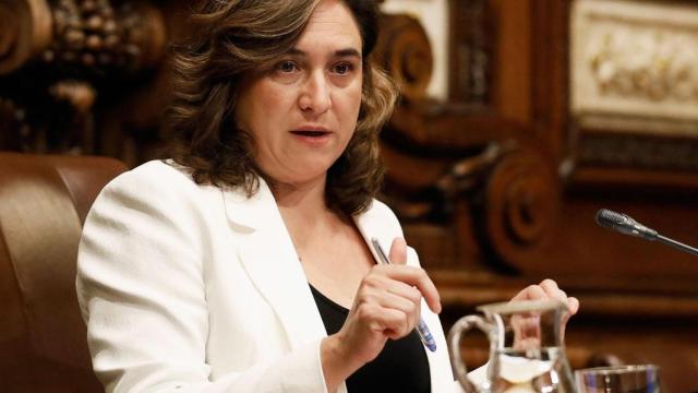 Ada Colau, alcaldesa de Barcelona, durante el pleno municipal del viernes en Barcelona / EFE