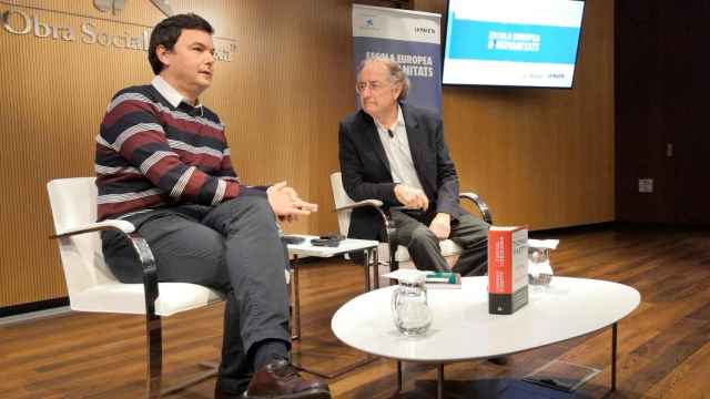 El economista Thomas Piketty y el director de la Escuela Europea de Humanidades, Josep Ramoneda / EP
